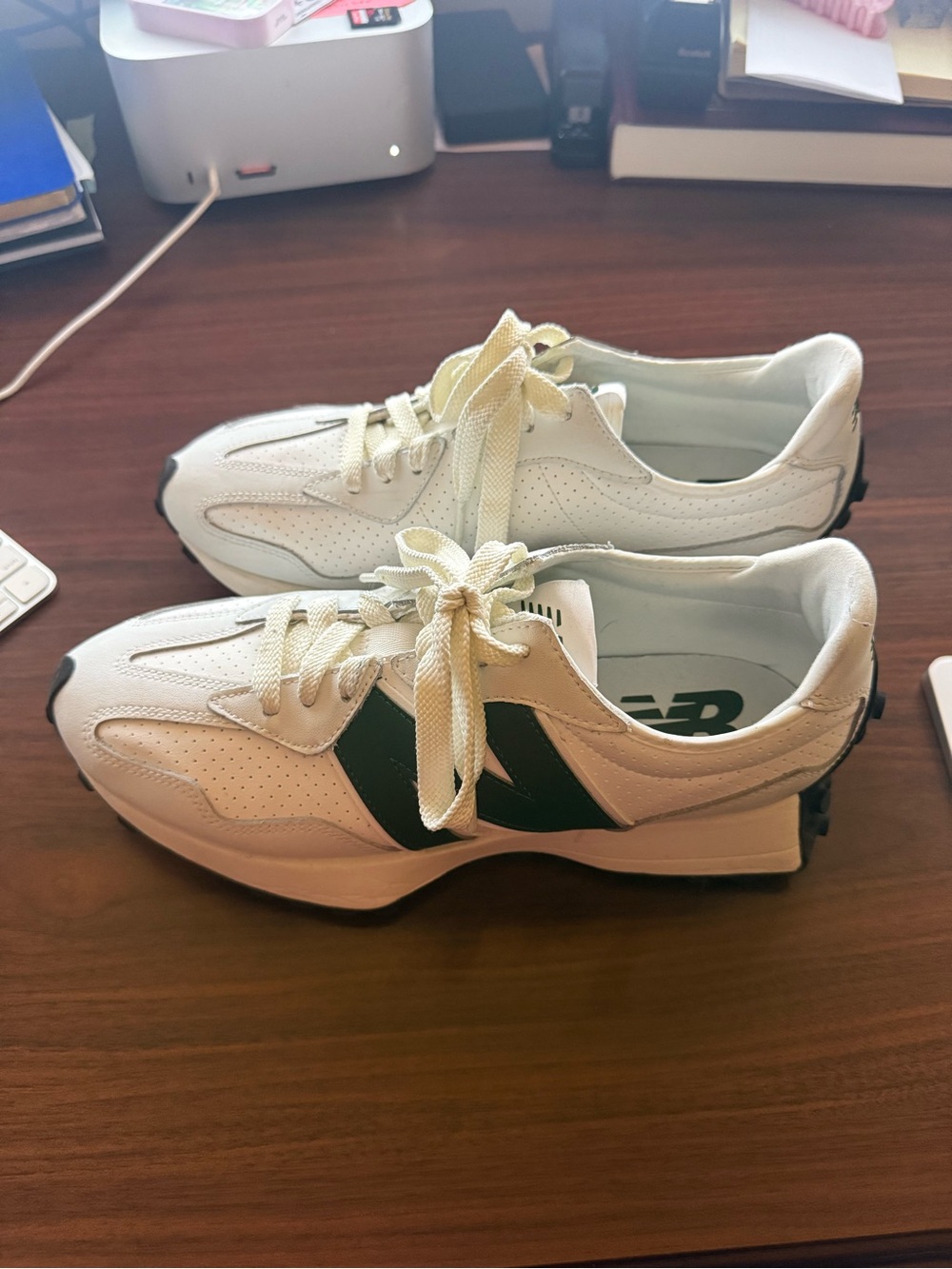 New Balance 327 sneakers in a white and green colorway - Picture 3 of 6